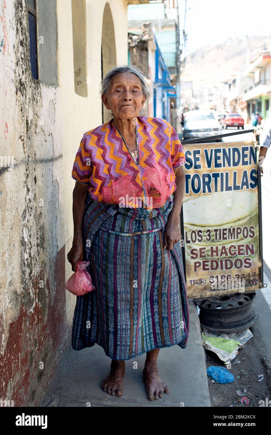 Portrait de rue de femme Maya âgée en vêtements traditionnels : blouse et jupe tissées à la main en tissu jaspe. Almolonga, Guatemala. Mars 2019 Banque D'Images