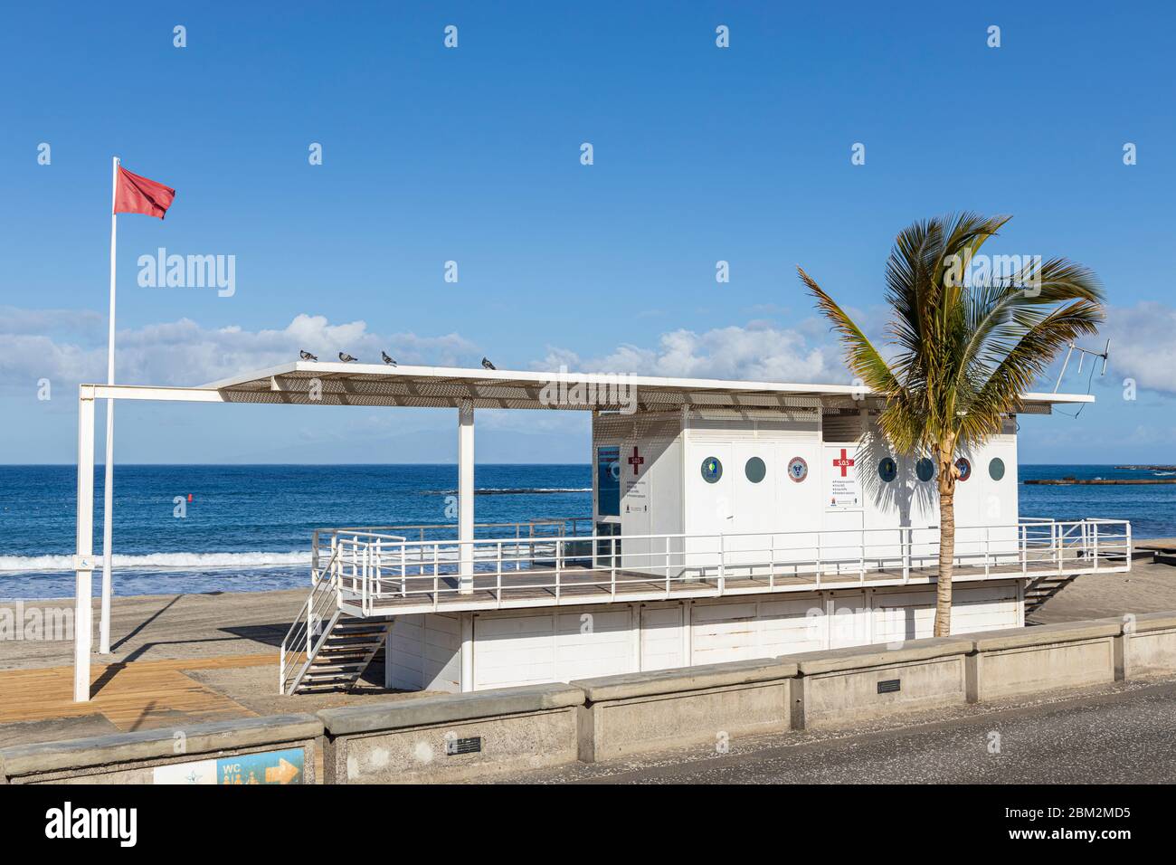 Poste de sauveteur et d'aide médicale fermé sur la plage de Playa Fanabe pendant l'état d'urgence Covid 19 à Tenerife, îles Canaries, Espagne Banque D'Images