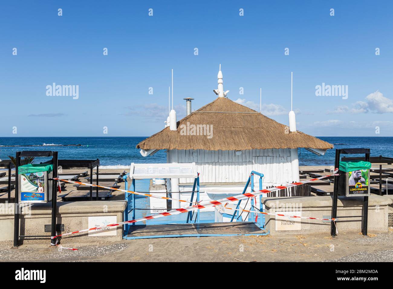 Accès enregistré à la plage Playa Fanabe et bar de plage fermé pendant l'état d'urgence Covid 19 à Tenerife, îles Canaries, Espagne Banque D'Images