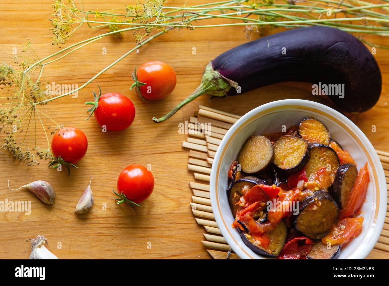 Ragoût de légumes maison, écho avec tomates et aubergines, planer le fond sur une table en bois Banque D'Images