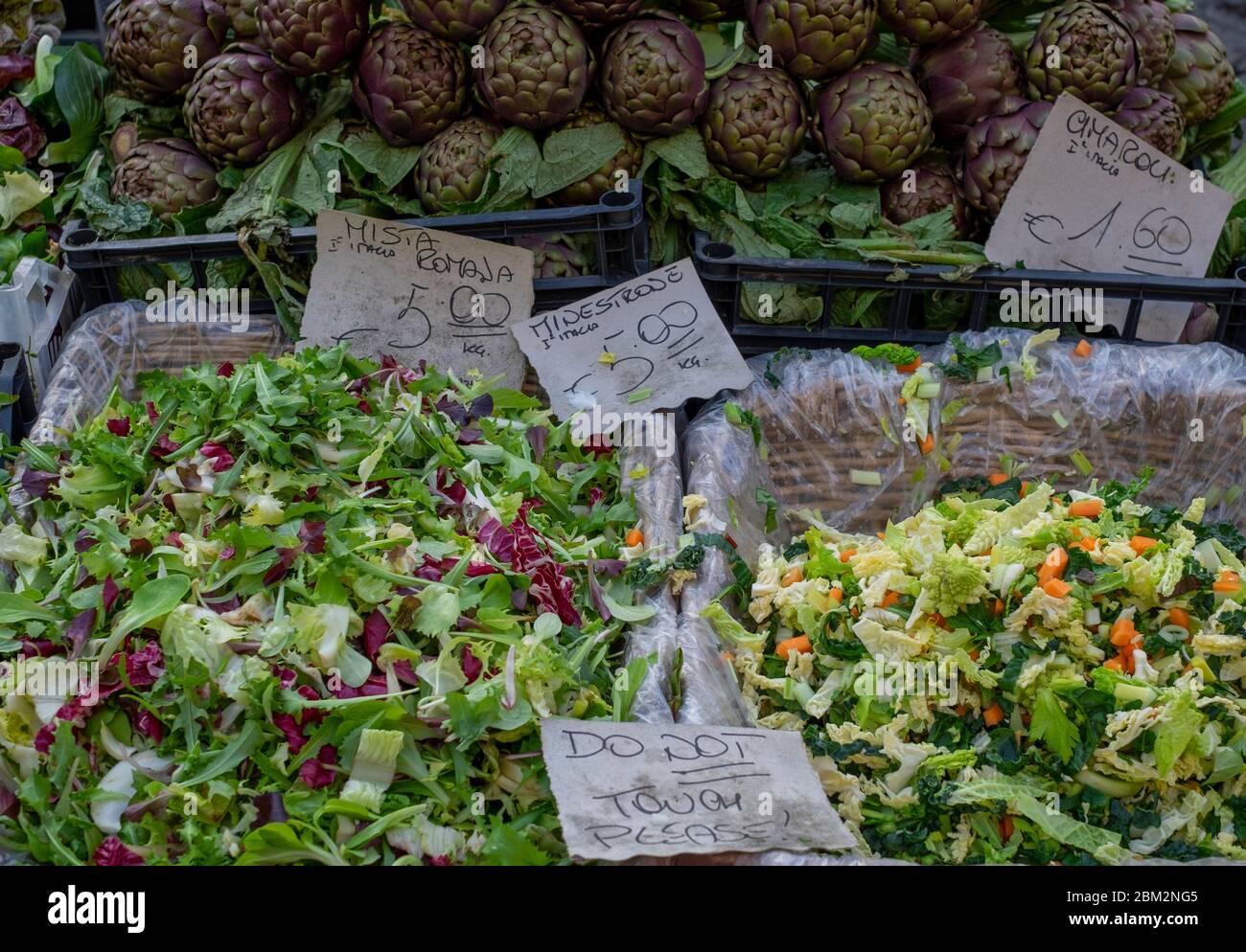 Plats italiens. Artichauts romains et salades. Marché de rue. Rome Banque D'Images