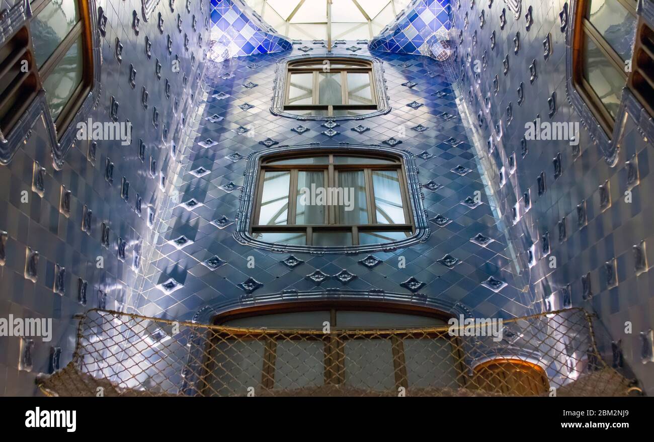 BARCELONE, CATALOGNE/ESPAGNE - FÉVRIER 2020 : détail de la fenêtre et des carreaux de couleur à la Casa Batló, conçu par Antonio Gaudí Banque D'Images