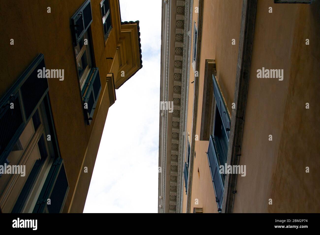 Bâtiments romains avec murs en terre cuite et fenêtres bleues à Trastevere Banque D'Images