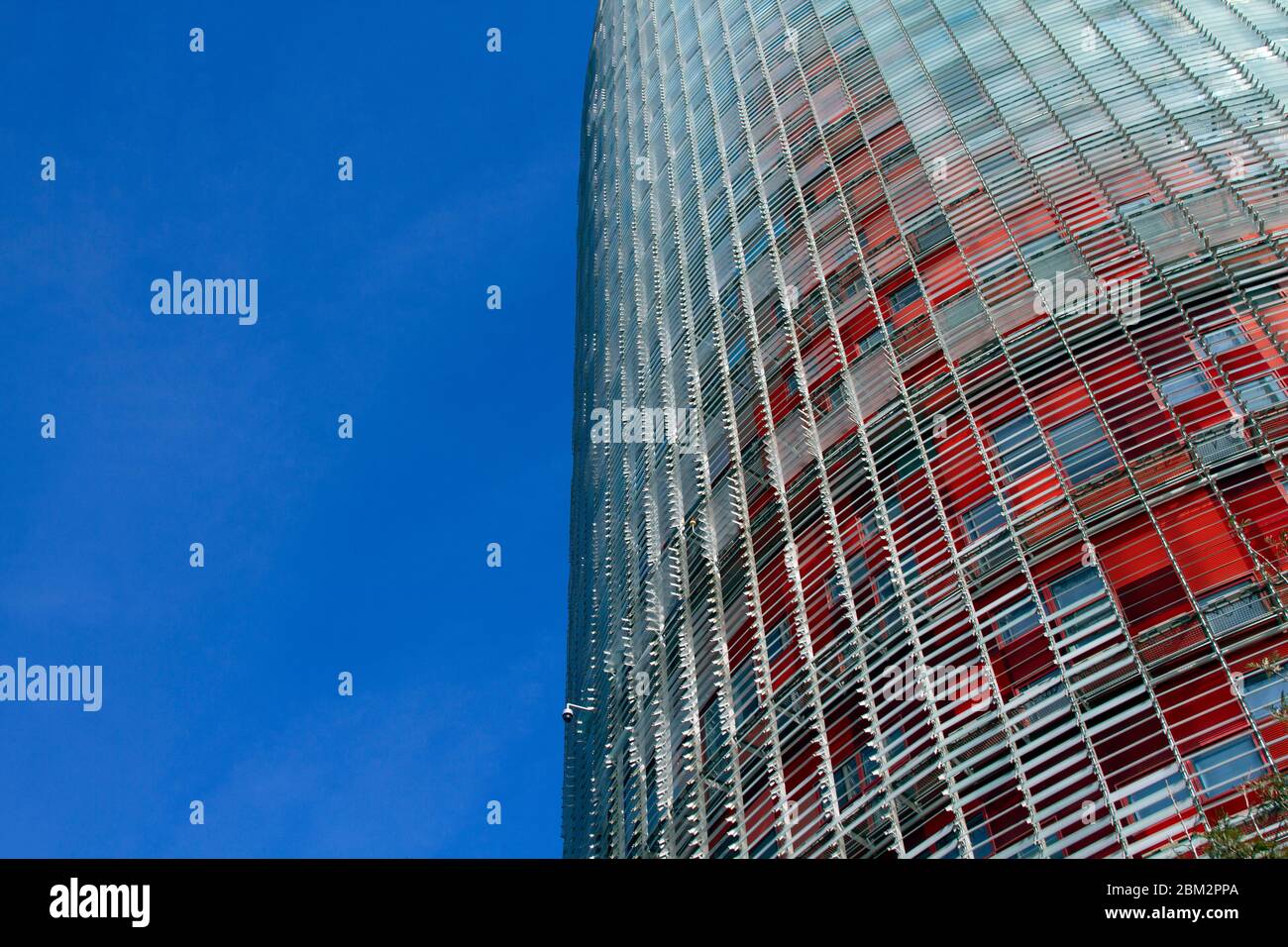 Barcelone, Catalogne/Espagne - février 2020 : détail de la Torre Glòries, anciennement Torre Agbar, conçue par l'architecte français Jean nouvel. Banque D'Images