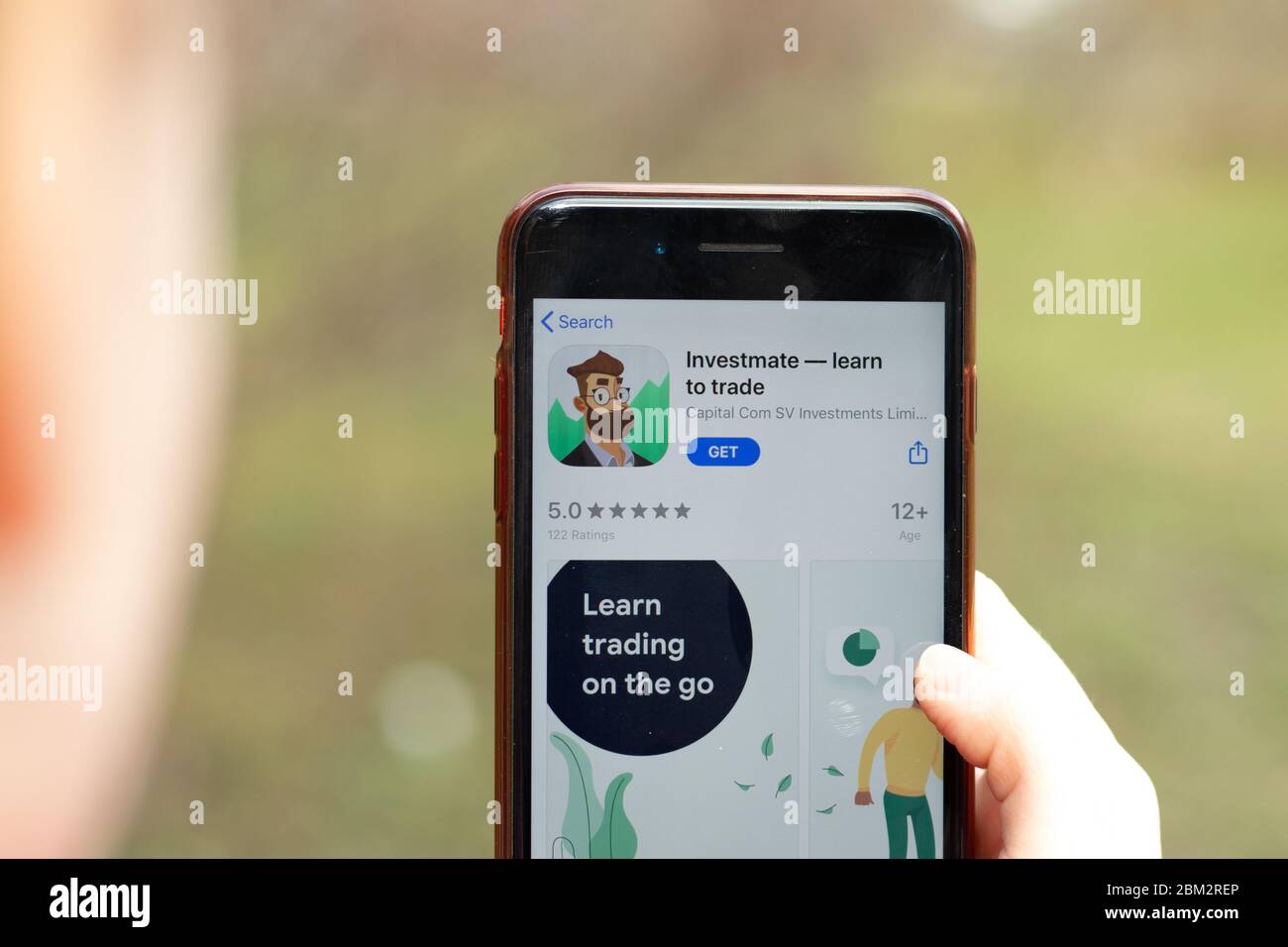 New York, Etats-Unis - 1er mai 2020 : gros plan du logo de l'application Investmate sur l'écran du téléphone, Editorial Banque D'Images