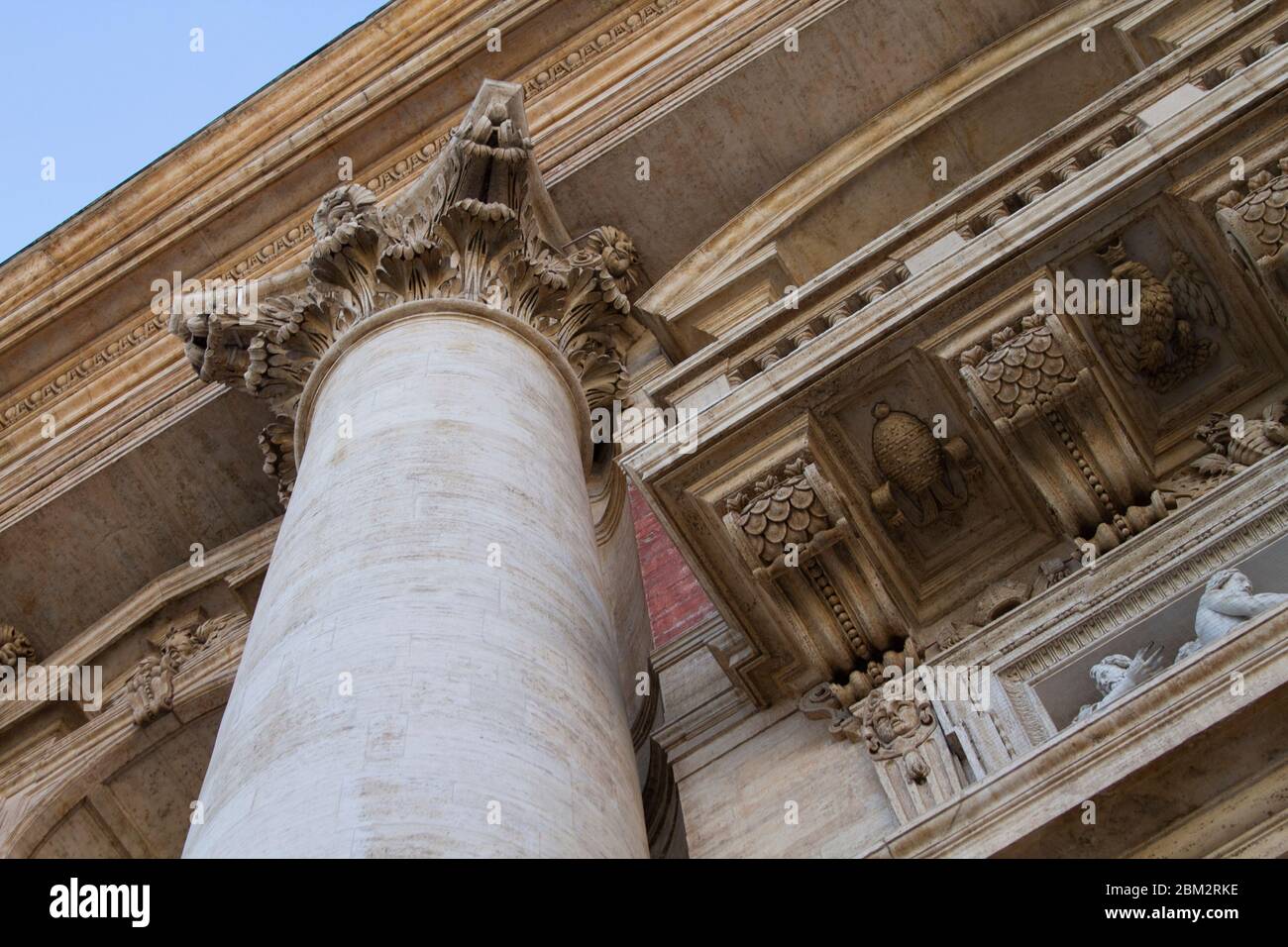 Architecture barroque. Détail d'une colonne capitale sur la façade de la basilique San Peters Banque D'Images