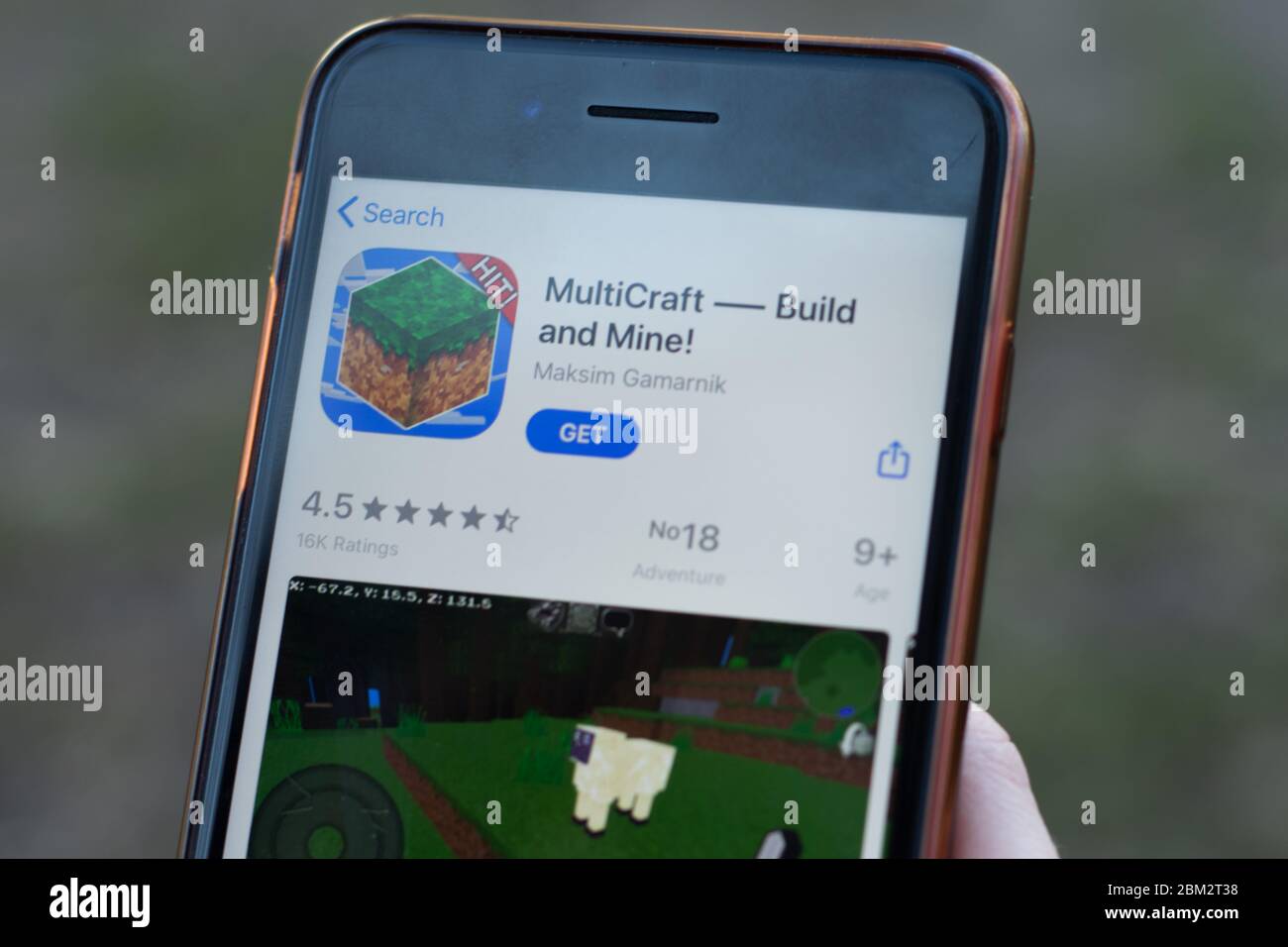 New York, Etats-Unis - 1er mai 2020 : gros plan du logo de l'application MultiCraft sur l'écran du téléphone, Editorial Banque D'Images