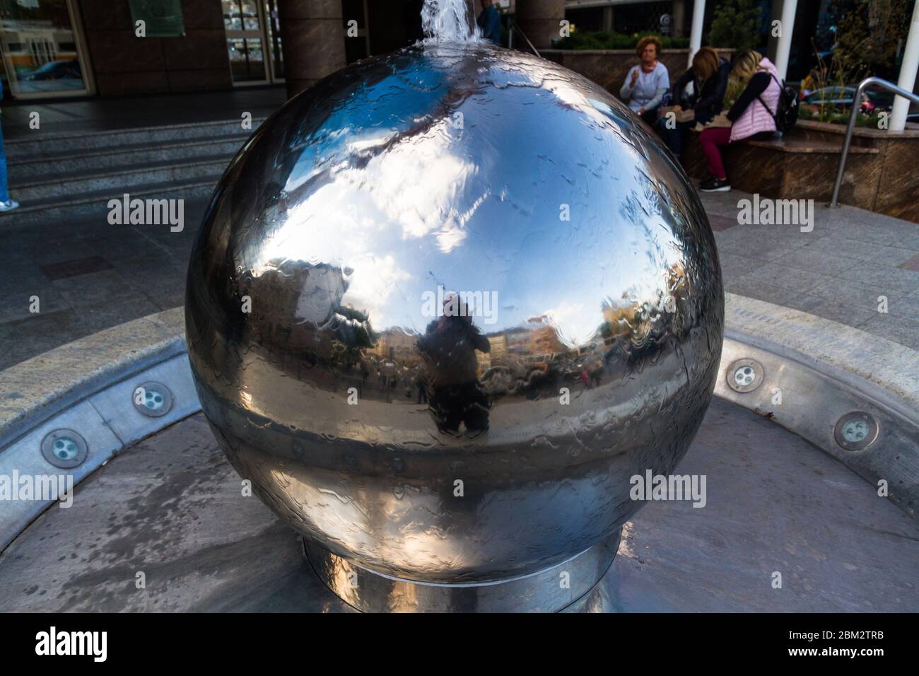 Budapest, Hongrie –, fontaine Mirror Sphere au centre commercial Mammut, place Kalman ter, Budapest Hongrie Budapest, le 19 2019 septembre à H Banque D'Images