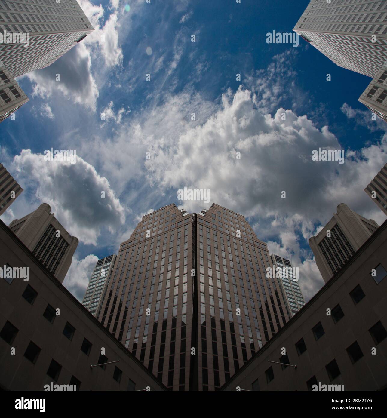 Vue sur la ville avec nuages et ciel bleu Banque D'Images
