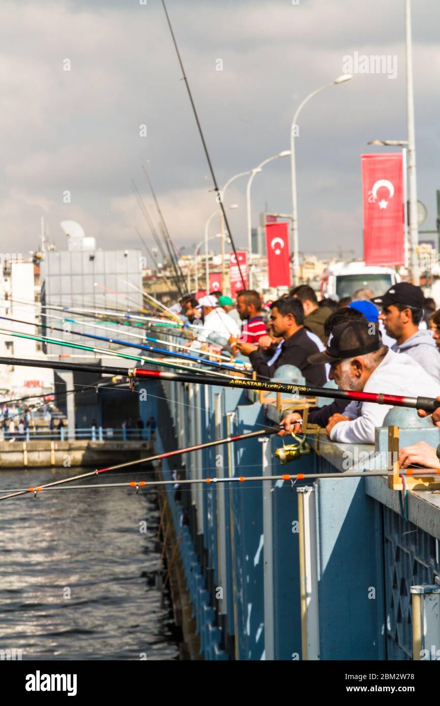 Istanbul, Turquie – hommes pêchant dans le Bosphore de la Corne d'Or depuis le pont de Galata , portrait, le 29 2019 octobre en Turquie Banque D'Images