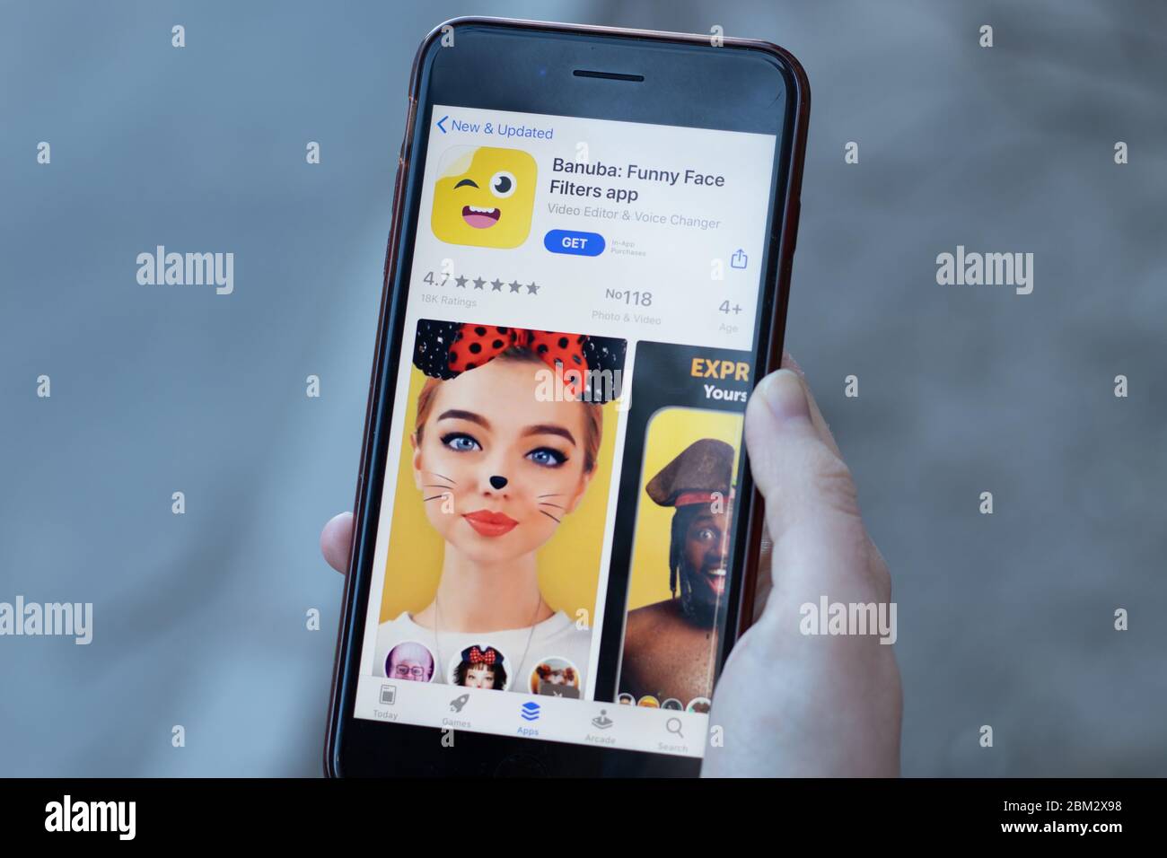 New York, Etats-Unis - 1er mai 2020 : gros plan du logo de l'application Banuba sur l'écran du téléphone, Editorial Banque D'Images