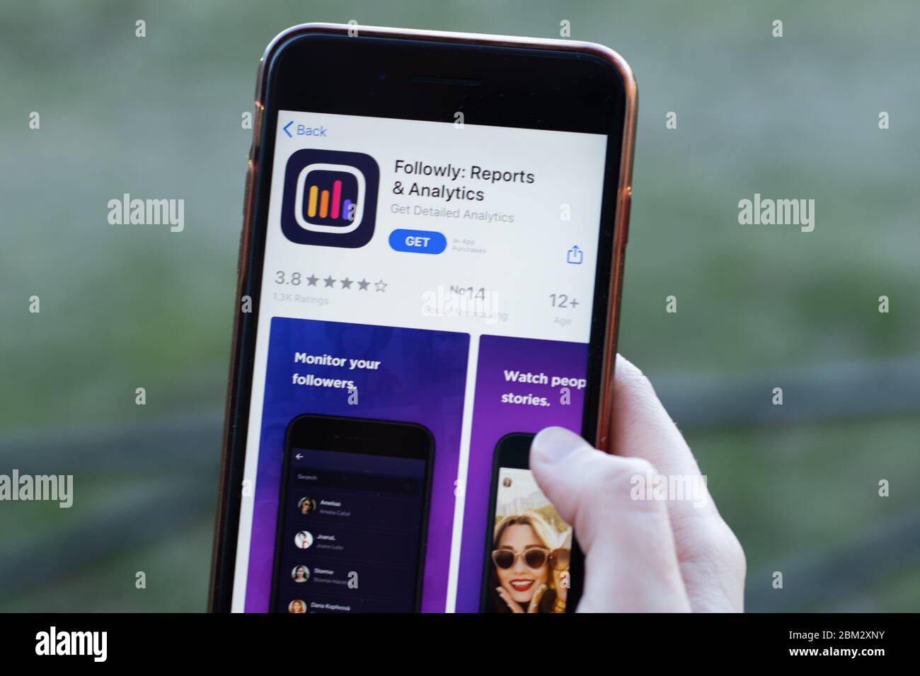 New York, Etats-Unis - 1er mai 2020 : gros plan du logo de l'application Followly sur l'écran du téléphone, Editorial Banque D'Images