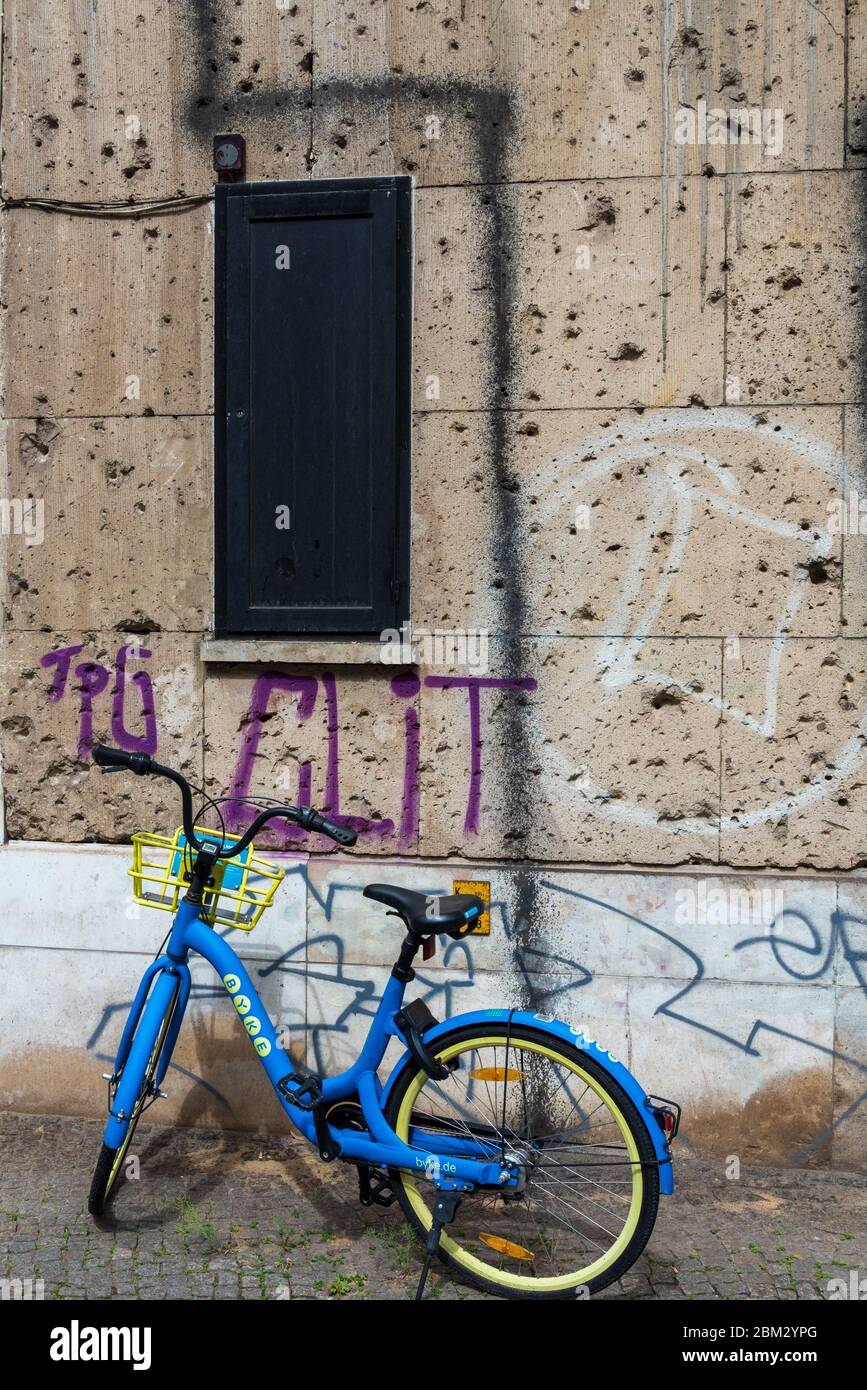 Trous de balle et trous de coquillages sur la façade du restaurant sous la voie de S Bahn, Georgenstrasse, Berlin Mitte Banque D'Images