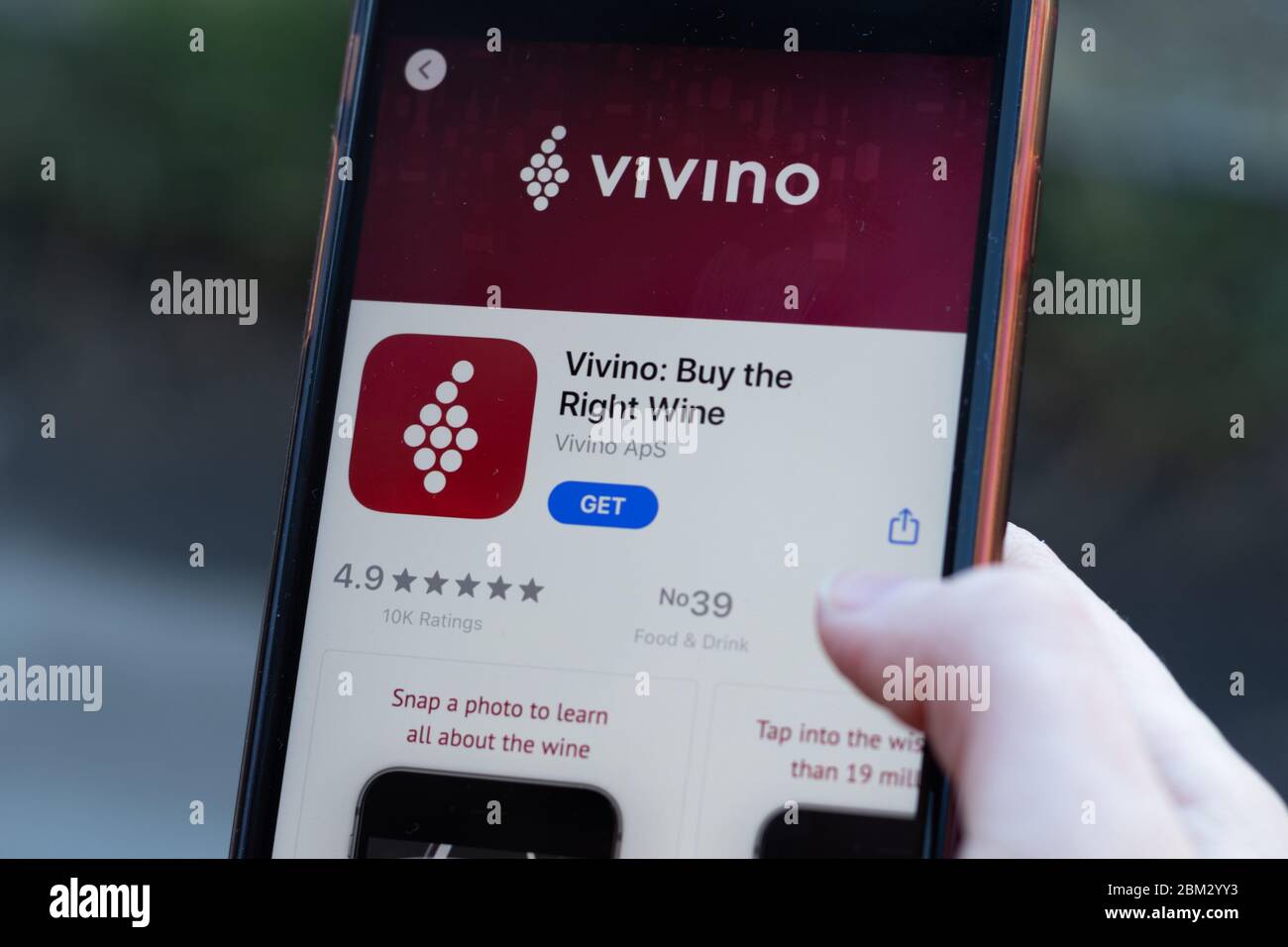 New York, Etats-Unis - 1er mai 2020 : gros plan du logo de l'application Vivino sur l'écran du téléphone, Editorial Banque D'Images