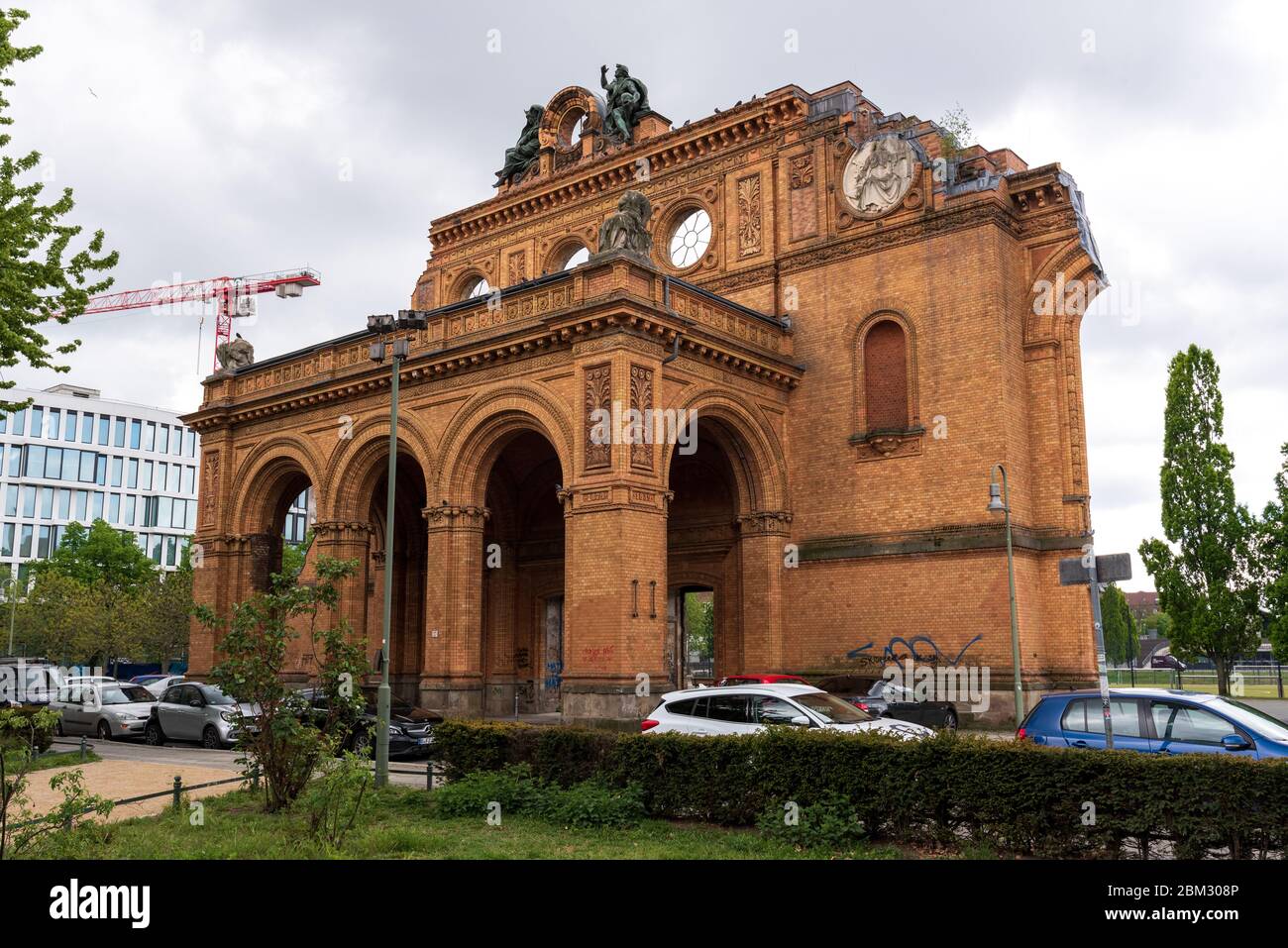 Trous de balle et trous de coquillages sur la façade du restaurant sous la voie de S Bahn, Georgenstrasse, Berlin Mitte Banque D'Images