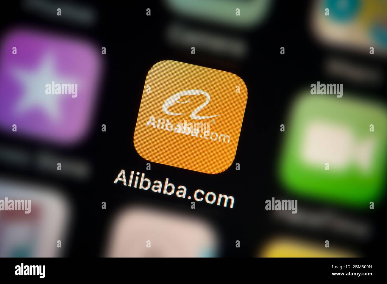 Un gros plan de l'icône de l'application d'Alibaba, comme on le voit sur l'écran d'un téléphone intelligent (usage éditorial uniquement) Banque D'Images