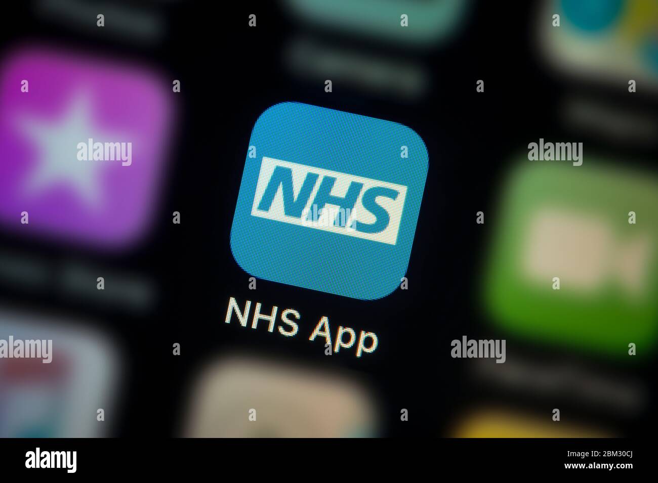 Gros plan de l'icône de l'application NHS, comme illustré sur l'écran d'un smartphone (usage éditorial uniquement) Banque D'Images