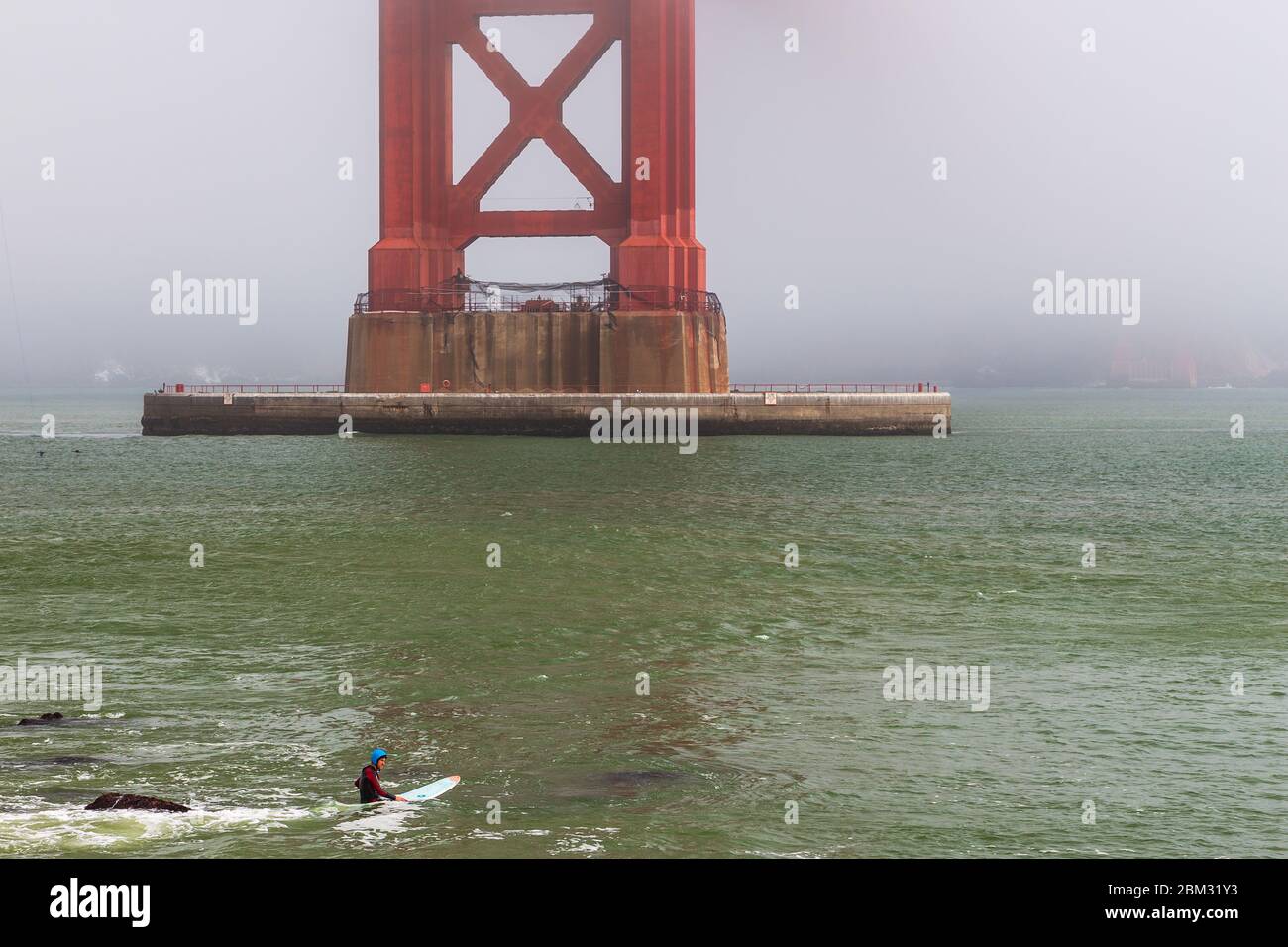 San Francisco, Californie, Etats-Unis- 08 juin 2015: Le Golden Gate Bridge par temps brumeux, homme flottant sur un panneau sous le pont. Plac le plus populaire Banque D'Images
