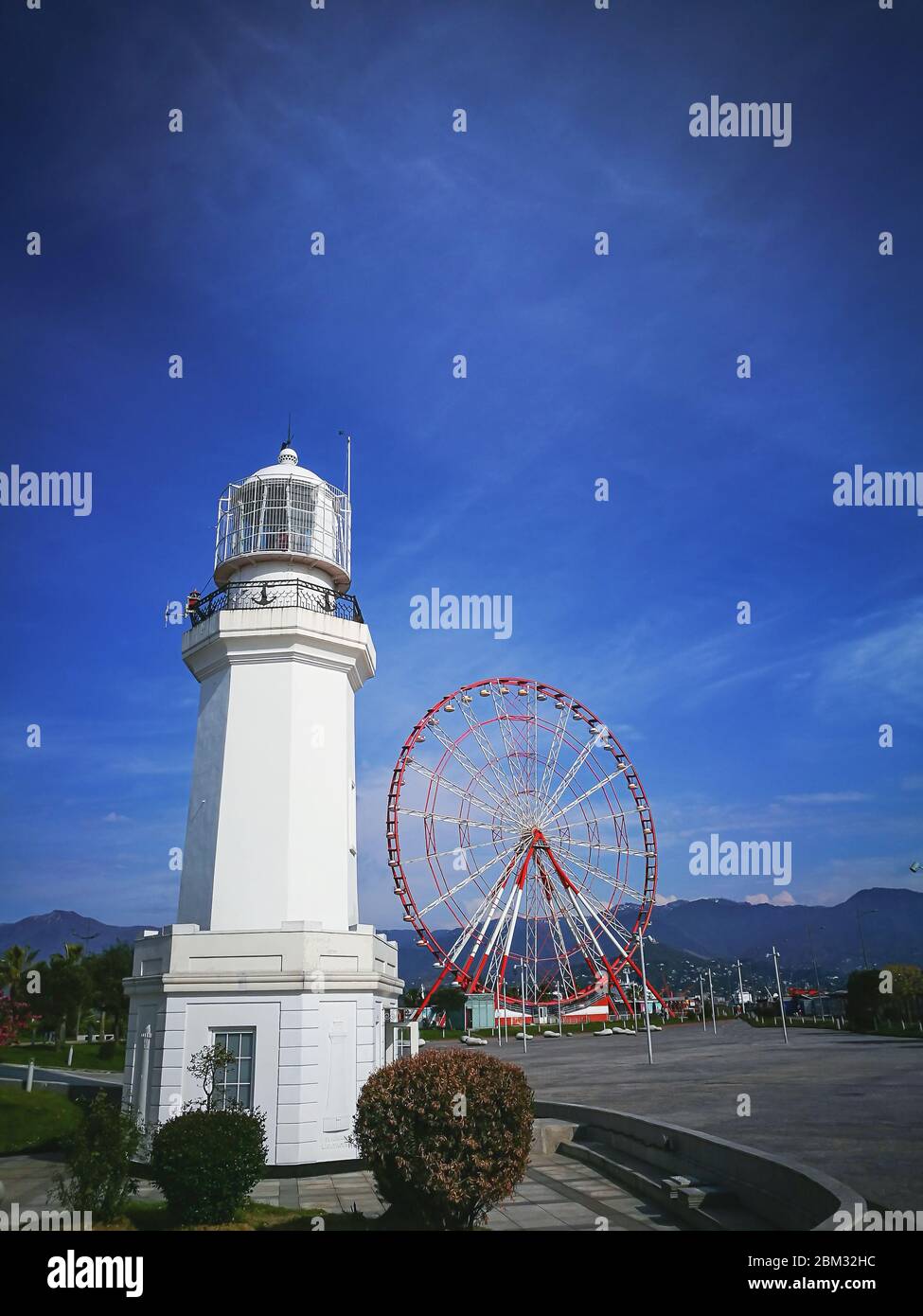 phare, grande roue, dans les montagnes de fond Batumi Géorgie Banque D'Images