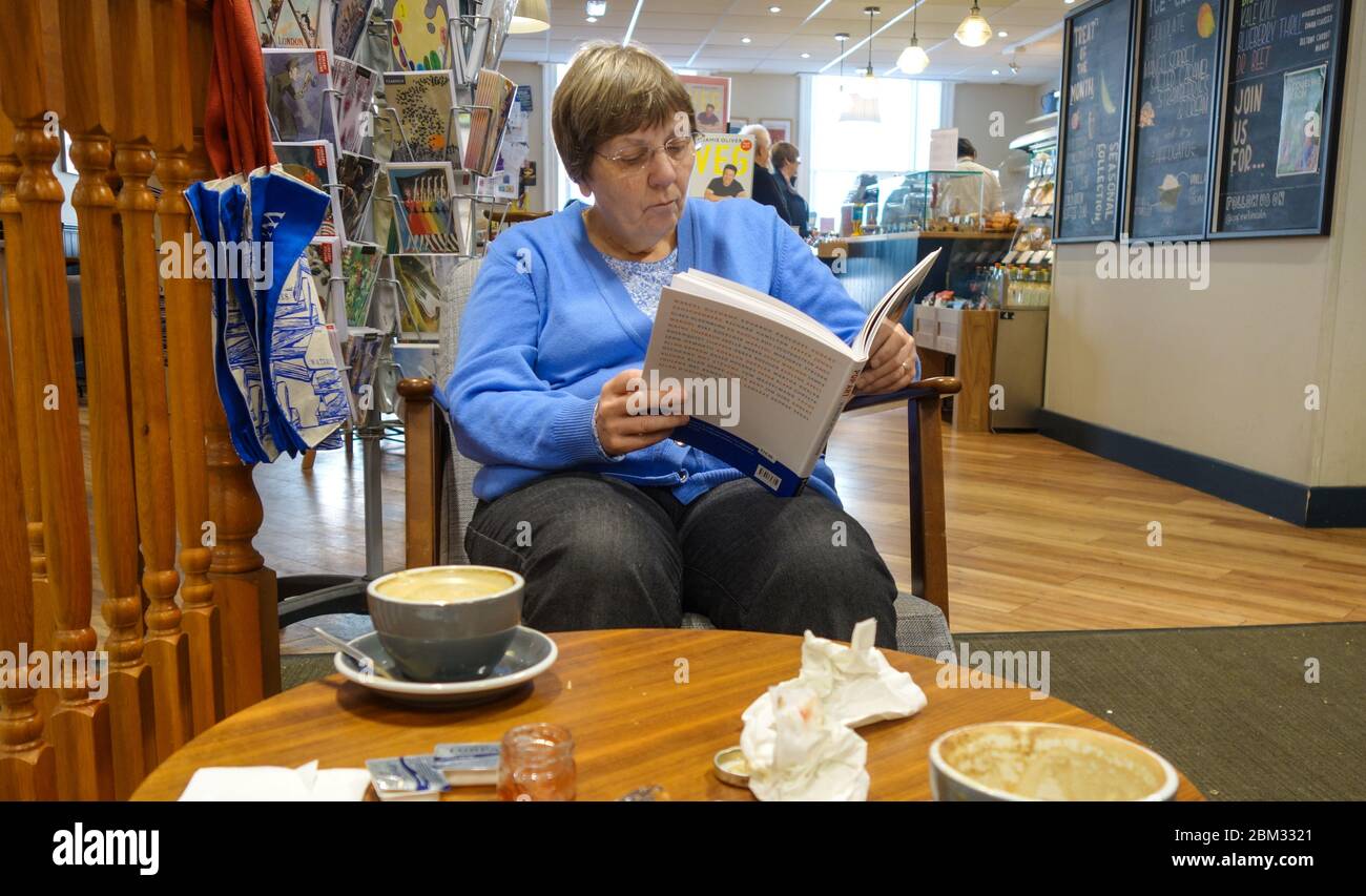 Les femmes lisant un livre dans un café à la librairie de Lincoln Banque D'Images