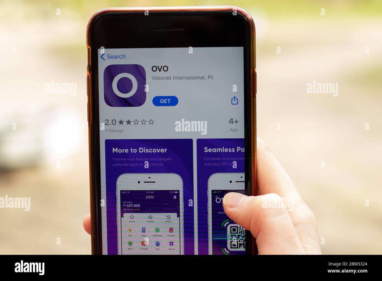 New York, Etats-Unis - 1er mai 2020 : gros plan du logo DE l'application OVO sur l'écran du téléphone, Editorial Banque D'Images
