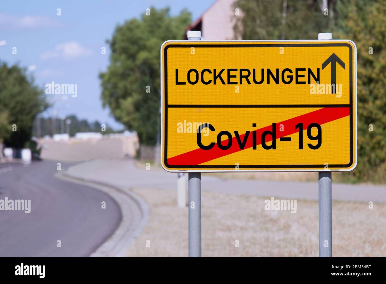Le panneau jaune indique Covid-19 vers l'assouplissement Banque D'Images