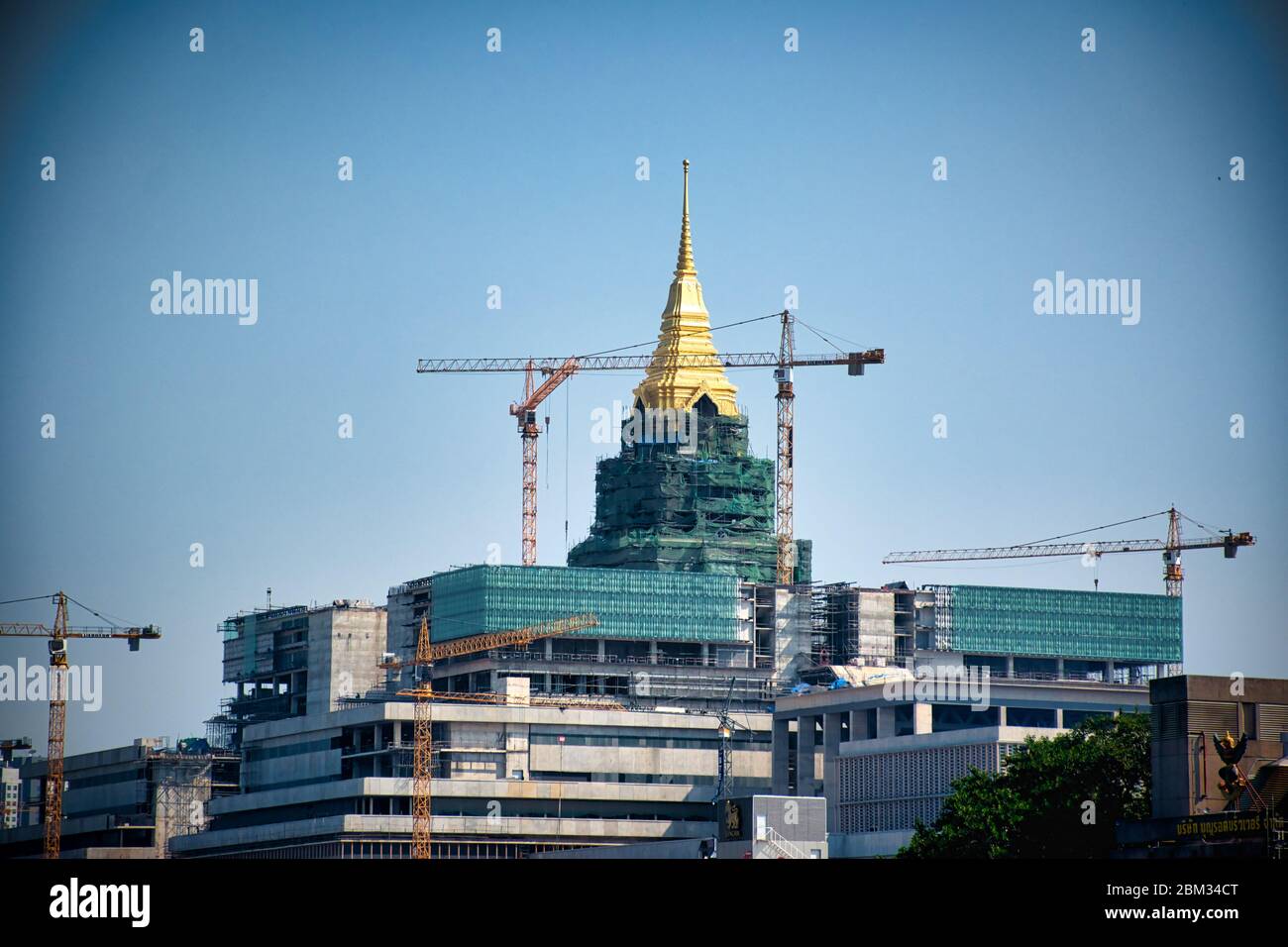 Bangkok, Thaïlande 01,04,2020: Nouveau complexe du Parlement thaïlandais en construction sur la rive du fleuve Chao Phraya Banque D'Images