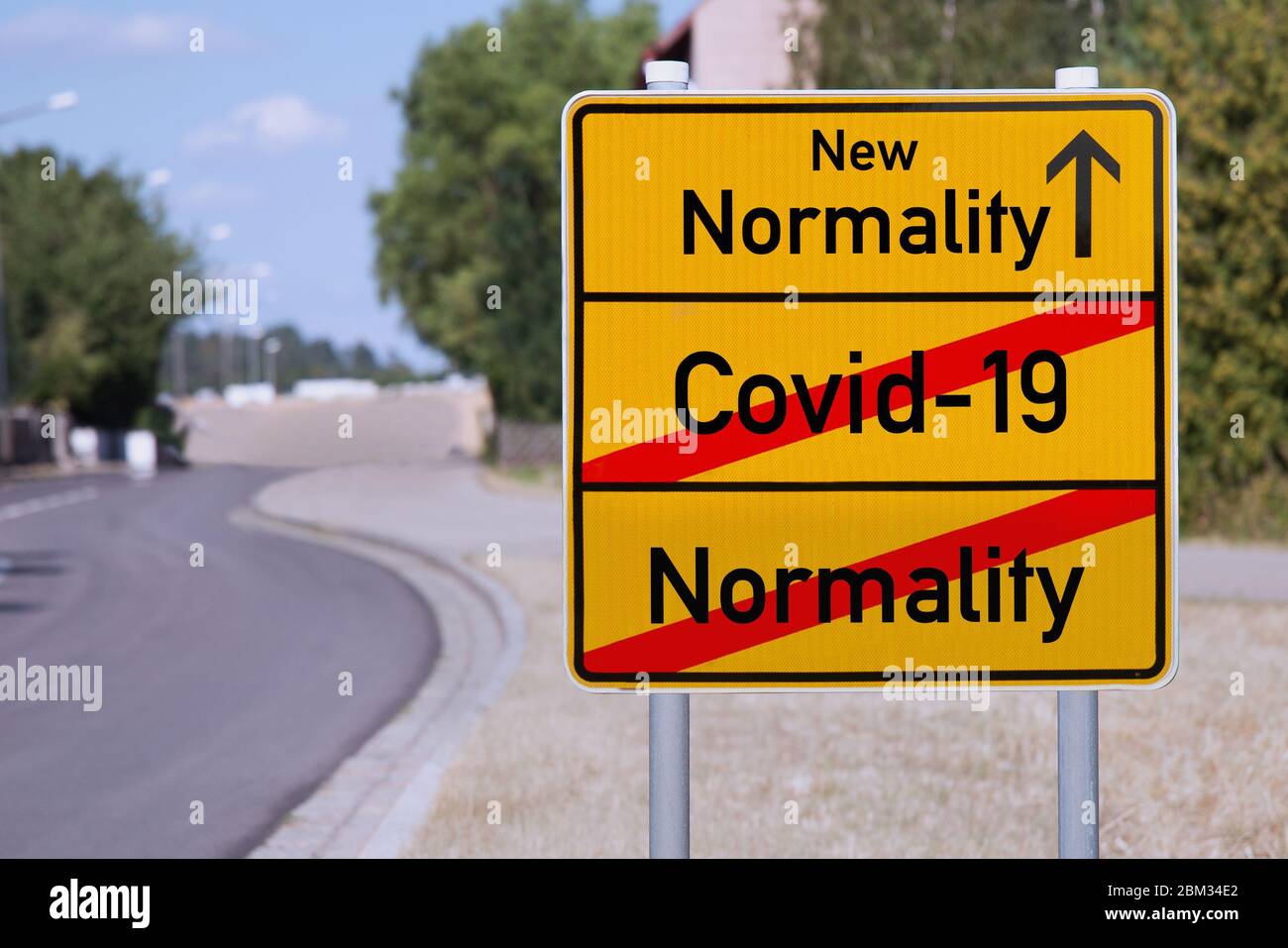 Le signe jaune signale Covid-19 vers la normalité Banque D'Images