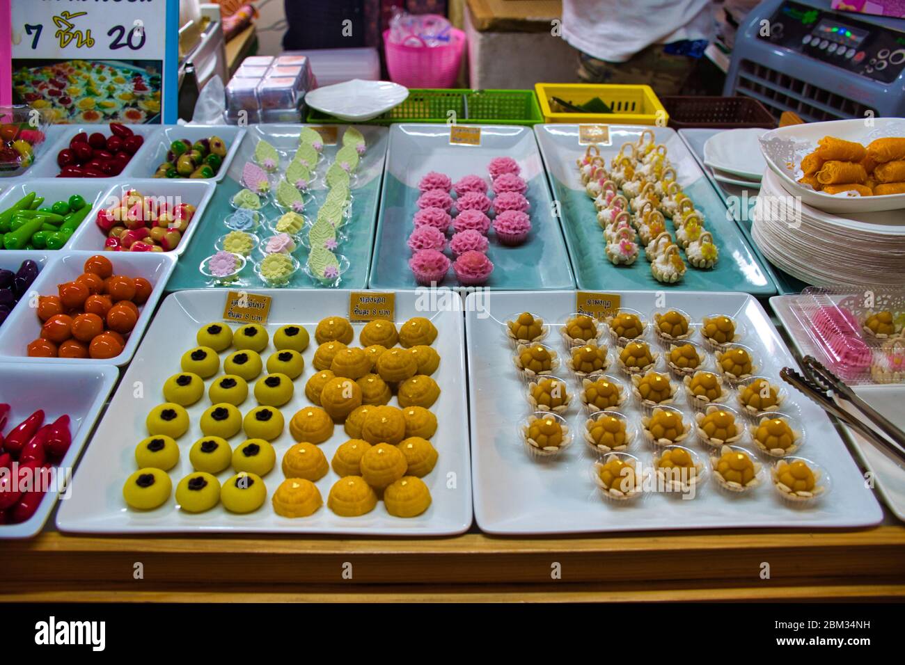 Ko Kret, Thaïlande 01.04.2020: Traditionnel thaïlandais jolis petits desserts en mini fruits thaïlandais, légumes comme les mangues, les piments, les mangoustens. Thaï Banque D'Images