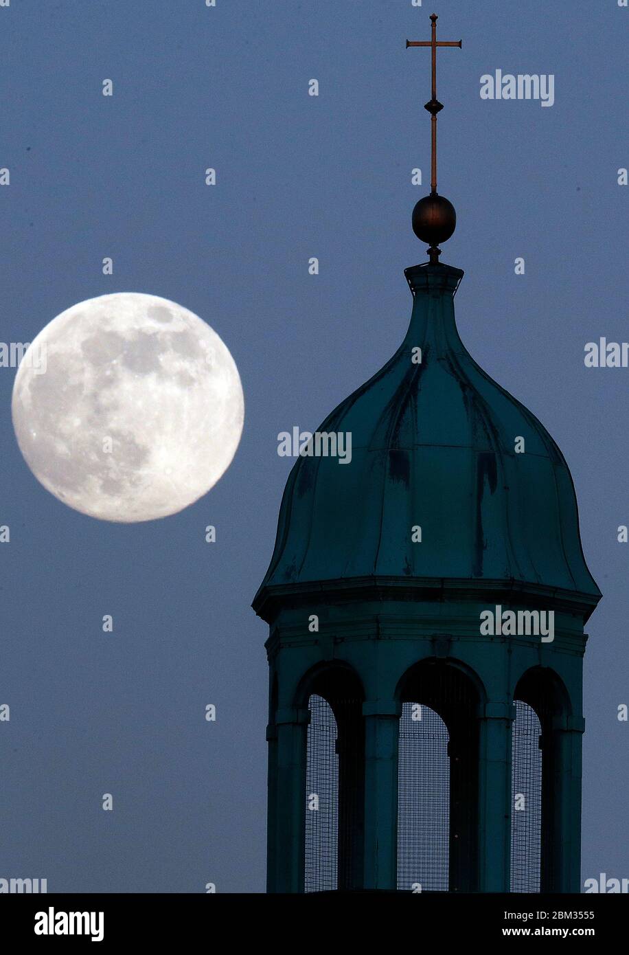 Loughborough, Leicestershire, Royaume-Uni. 6 mai 2020. Météo Royaume-Uni. La dernière superlune de l'année, connue sous le nom de Lune des fleurs, s'élève derrière le Carillon qui a été construit comme un mémorial de guerre en 1923. Credit Darren Staples/Alay Live News. Banque D'Images