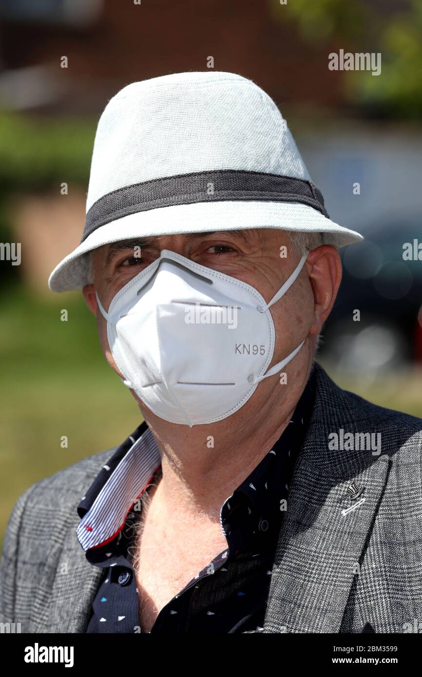 Homme portant un masque facial pendant le coronavirus, Covid-19 Pandemic à Crawley, West Sussex, Royaume-Uni. Banque D'Images