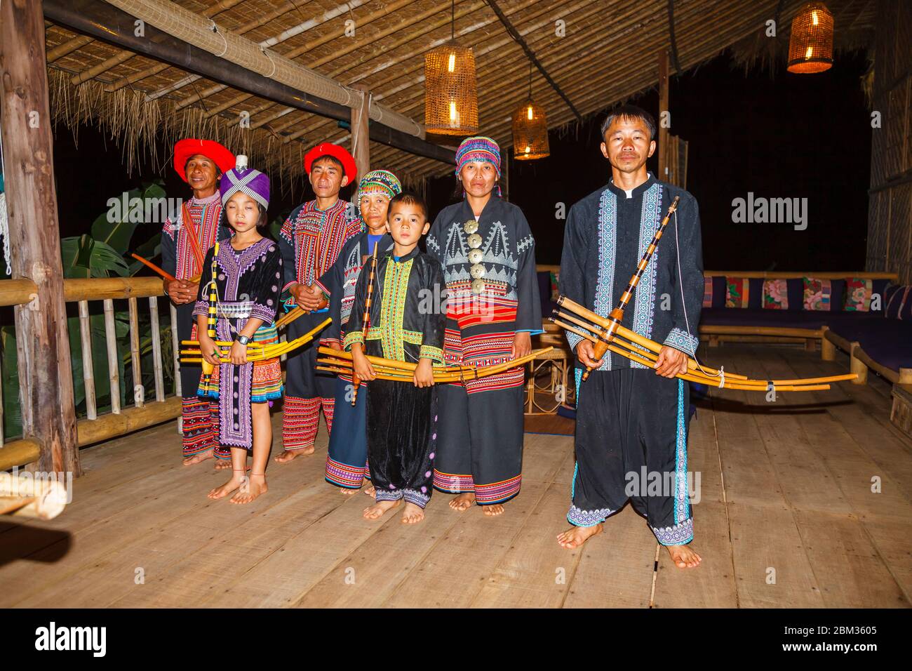 Une famille de musiciens, danseurs et animateurs Hmong à Chiang Khong dans la province de Chiang Rai, dans le nord de la Thaïlande, en costume traditionnel coloré local Banque D'Images