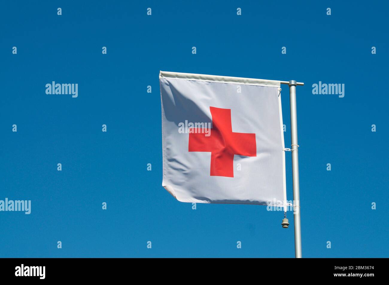Le drapeau du mouvement international de la Croix-Rouge et du Croissant-Rouge contre un ciel bleu à Manno, en Suisse. La Croix-Rouge est une humanitaire internationale Banque D'Images