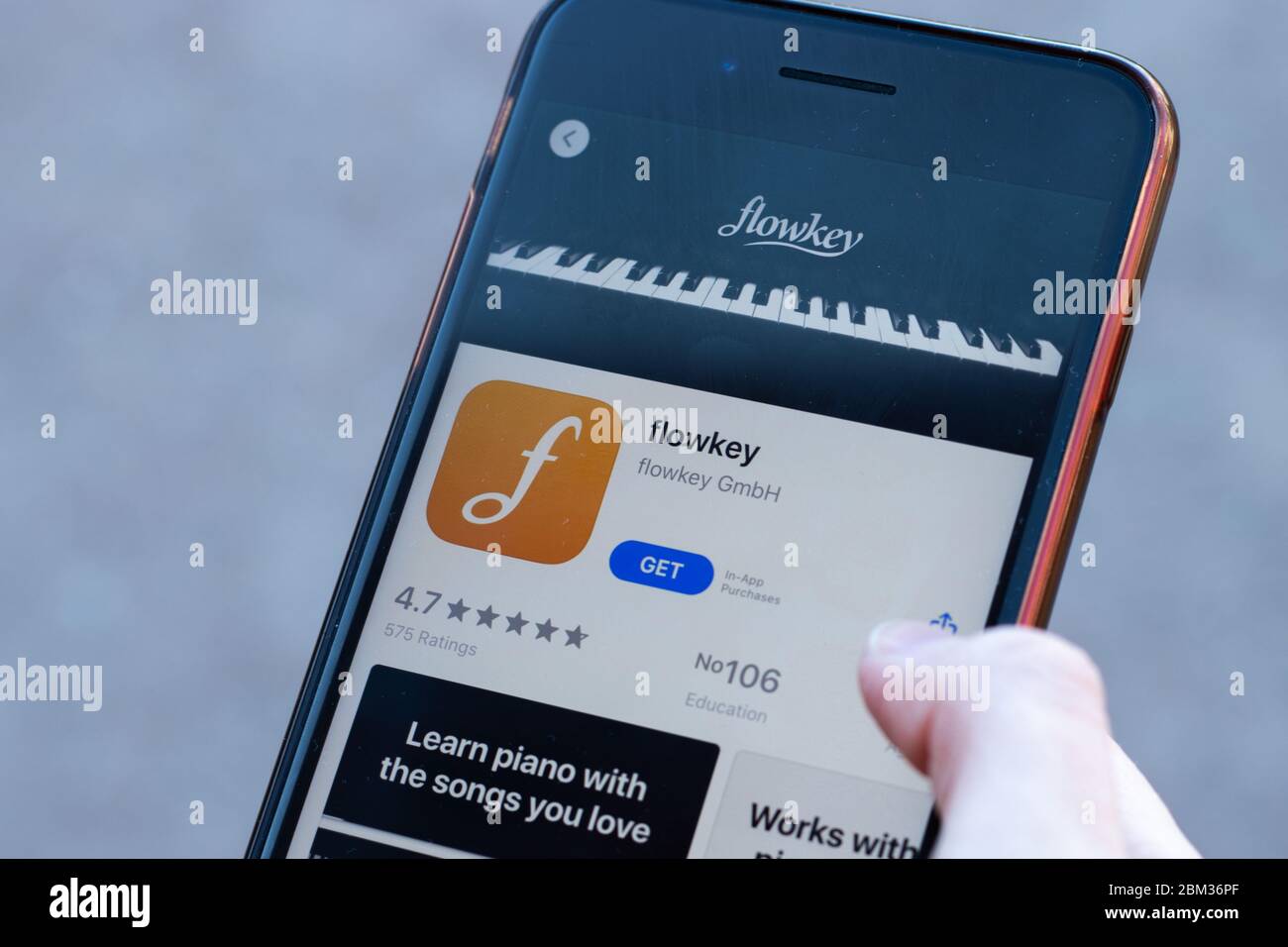 New York, Etats-Unis - 1er mai 2020 : gros plan du logo de l'application Flowkey sur l'écran du téléphone, Editorial Banque D'Images