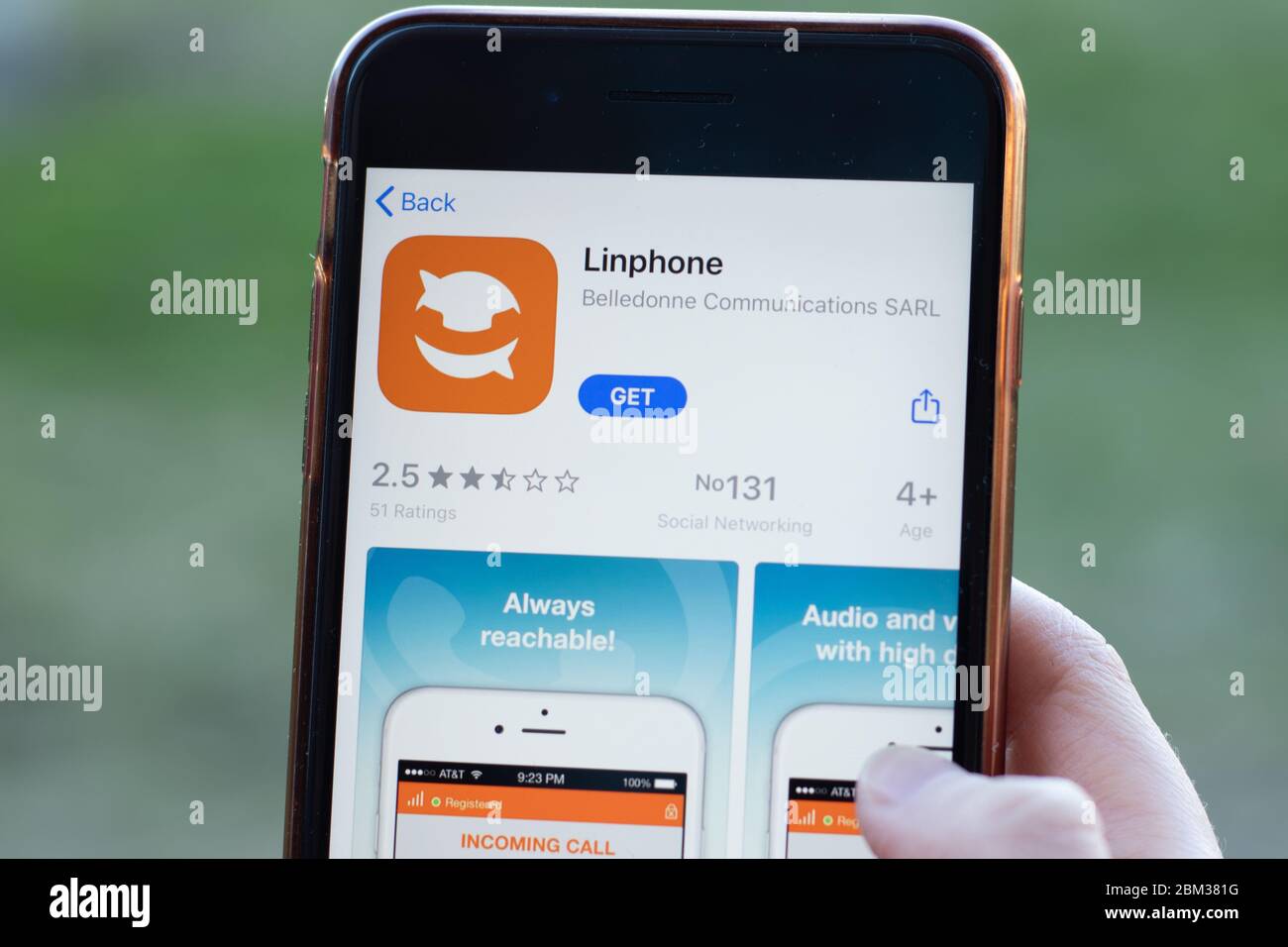 New York, Etats-Unis - 1er mai 2020 : gros plan du logo de l'application Linphone sur l'écran du téléphone, Editorial Banque D'Images