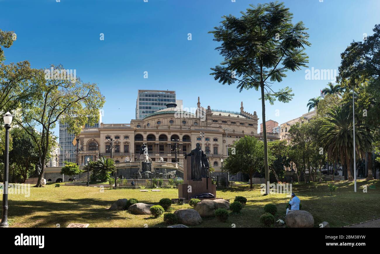 Sao Paulo, Brésil, Amérique du Sud, centre-ville. Le théâtre municipal du centre-ville est vu ici avec une vue panoramique. Banque D'Images