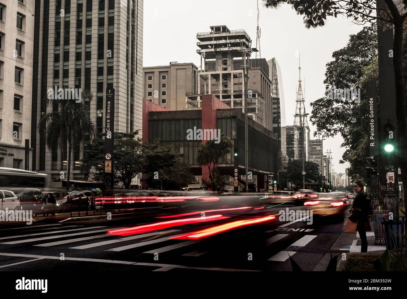 Sao Paulo, Brésil, Paulista Avenue à l'aube par temps froid. Le Musée MASP est vu sur cette photo. Banque D'Images