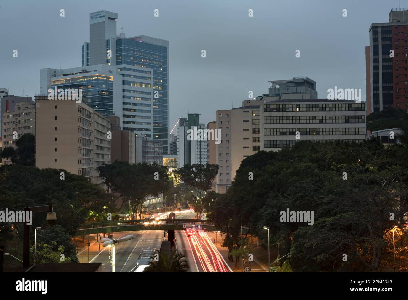 L'avenue du 9 juillet (Avenida 9 de Julho), à Sao Paulo, au Brésil, est vue ici sur cette photo. C'est l'une des principales avenues de la ville. Banque D'Images