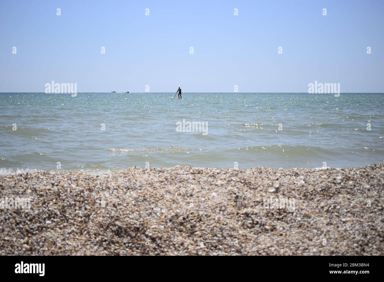 Surfer sur un paddle board. Stand up Paddling. Bateau à l'embarquement sur l'eau ouverte. Banque D'Images