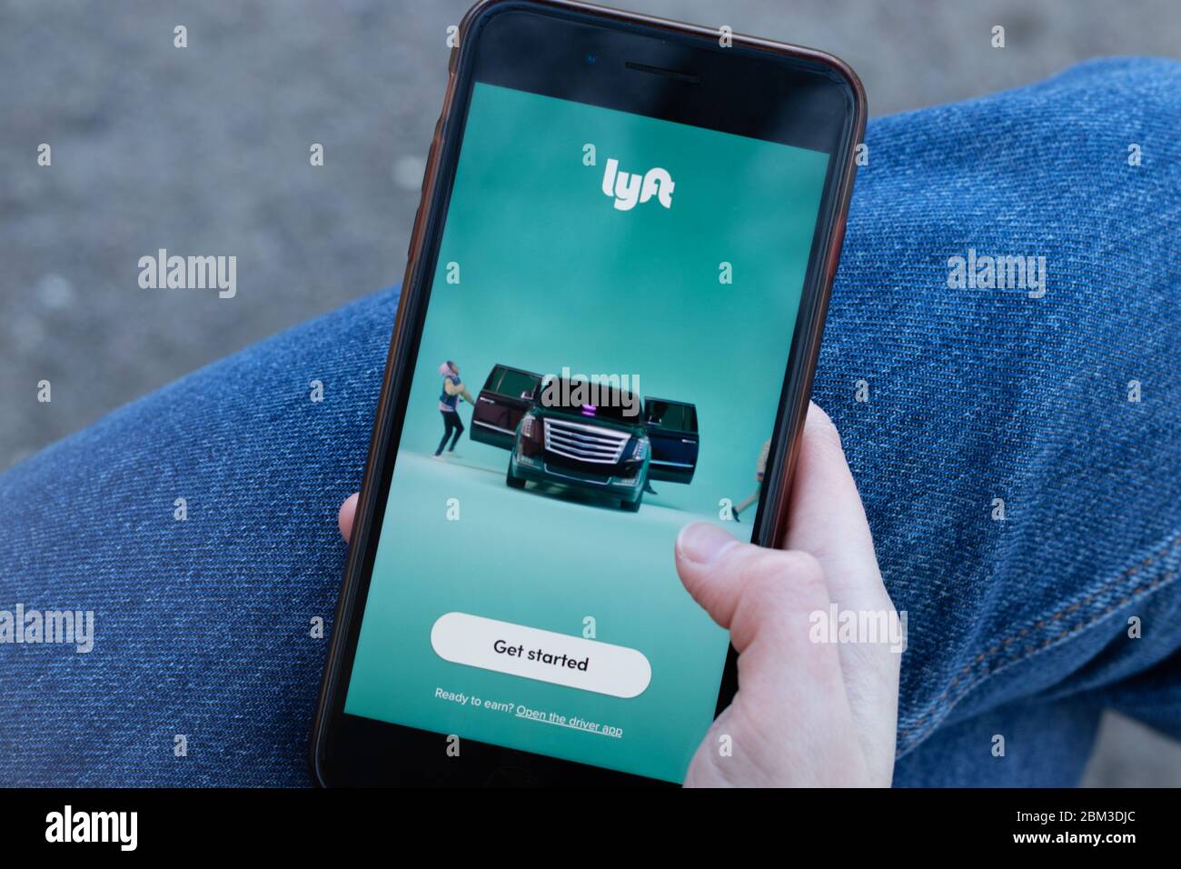 New York, Etats-Unis - 1er mai 2020 : gros plan du logo de l'application Lyft sur l'écran du téléphone, Editorial Banque D'Images