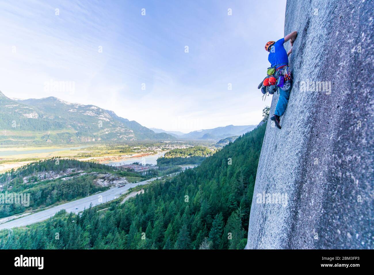 Homme de plomb grimpant en granite Squamish avec vue sur la vallée Banque D'Images