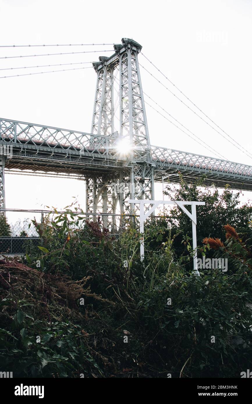 Soleil étincelant à travers les poutres du pont de Manhattan au départ de Brooklyn Banque D'Images