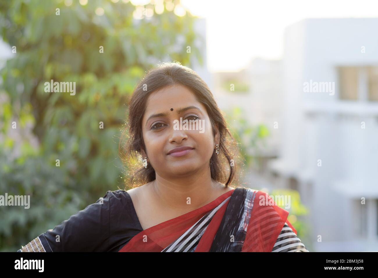 Portrait d'une femme brune indienne sur le toit au coucher du soleil heure Banque D'Images