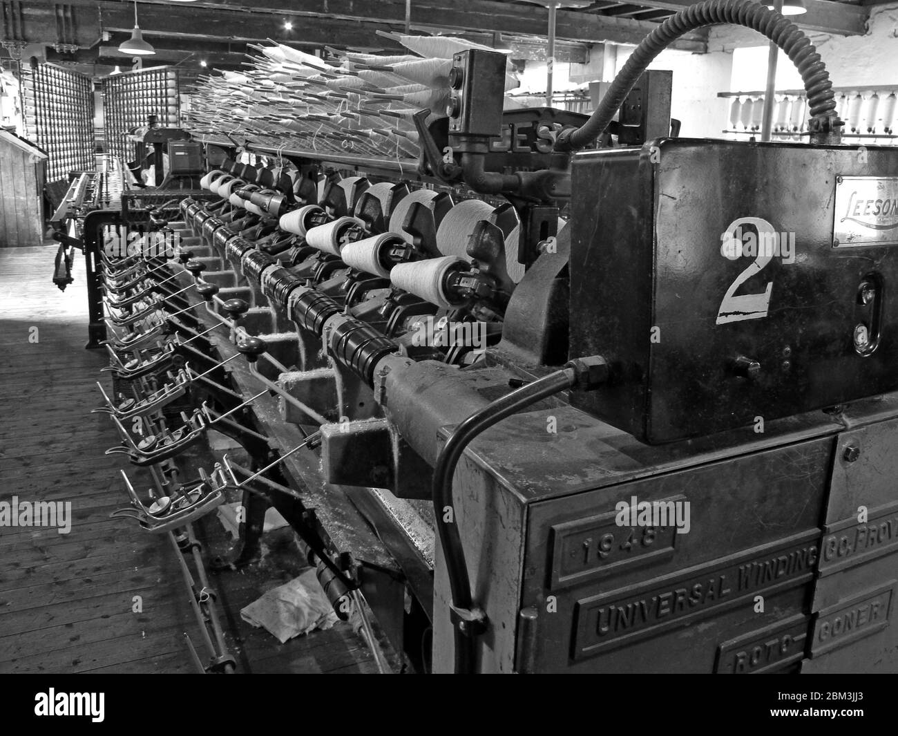 Intérieur d'une usine de coton de Manchester, Cottonopolis, fabrication de coton et de tissu, 1948 Roto-Coner machine Banque D'Images