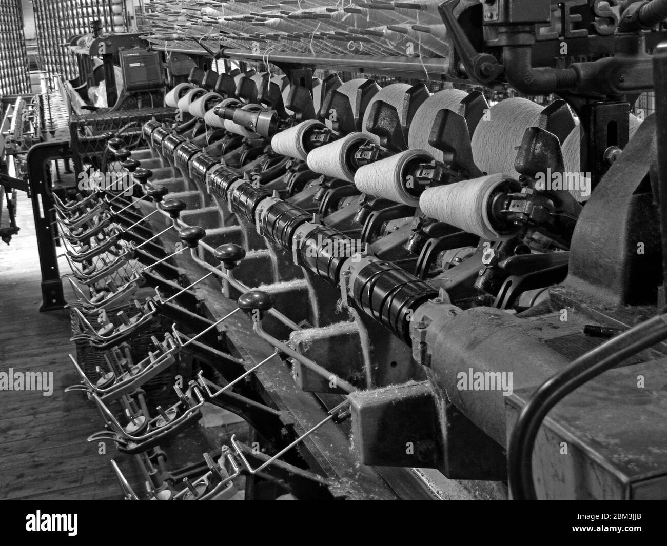 A l'intérieur d'une usine de coton de Manchester, le Cottonopolis,fabrication de coton et de tissu,1948 Roto-Coner machine Banque D'Images