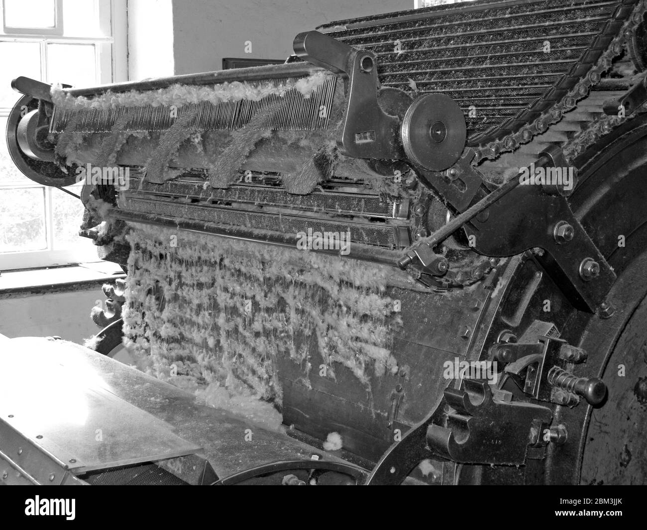 À l'intérieur d'une usine de coton de Manchester, Cottonopolis, fabrication de coton et de tissu, machine de cardage de coton Banque D'Images