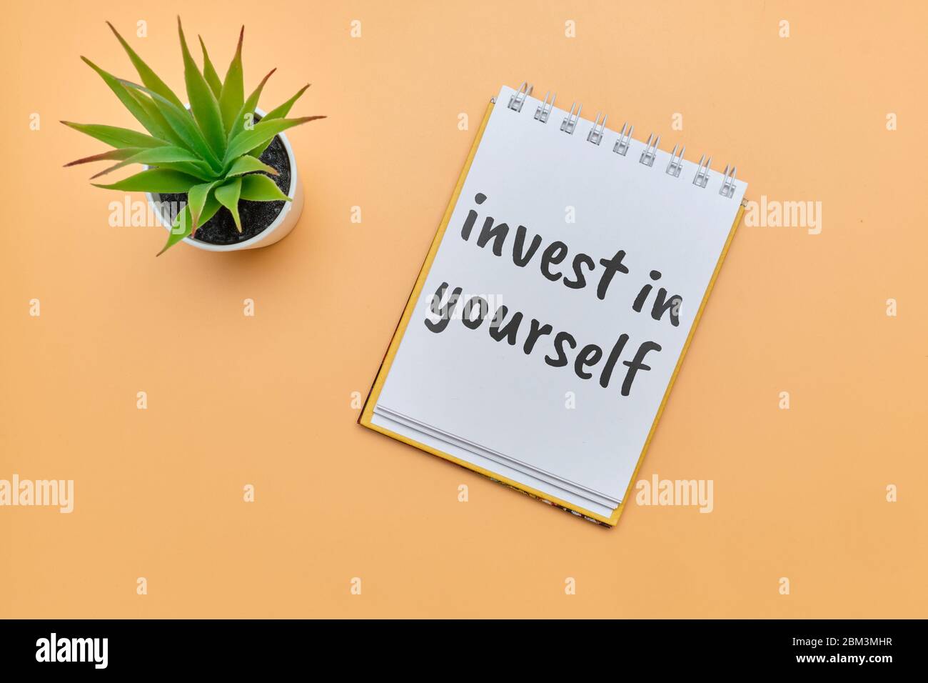 Concept Invest in self notepad inscription sur une table orange. Gros plan. Banque D'Images