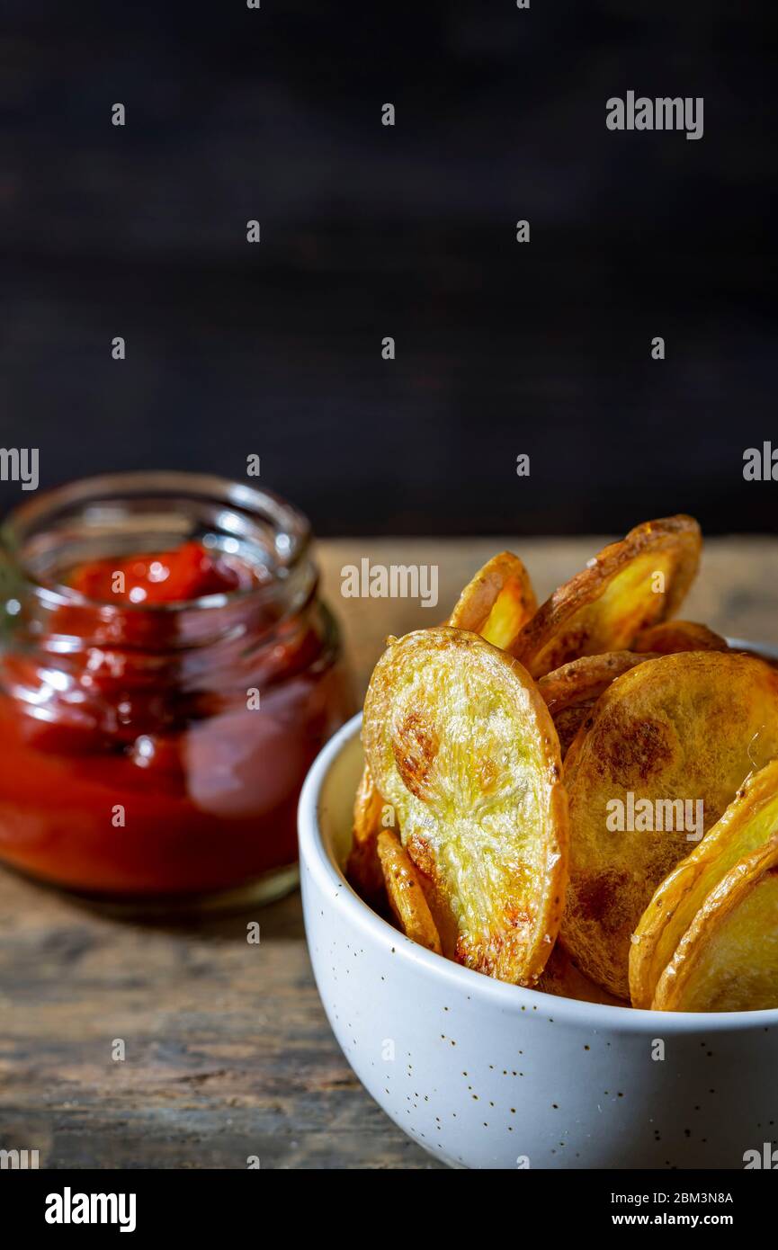 Frites maison au four. Banque D'Images