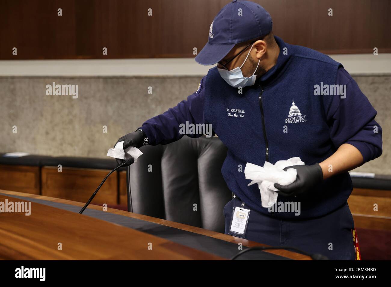 Washington, États-Unis d'Amérique. 06e mai 2020. Les travailleurs changent de draps et essuient les présidents entre les audiences du comité du Sénat dans le bâtiment Dirksen du bureau du Sénat à Capitol Hill pendant l'éclosion de la maladie à coronavirus (COVID-19) à Washington, aux États-Unis, le 6 mai 2020. Credit: Jonathan Ernst/Pool via CNP | usage dans le monde crédit: dpa/Alay Live News Banque D'Images