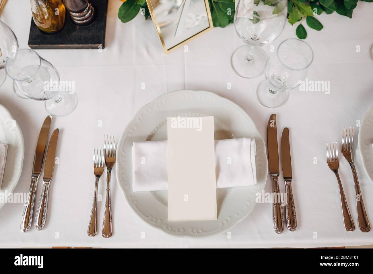 Réception de table de mariage. La feuille crème du menu est dans une  assiette avec une serviette en tissu. Les couverts sont disposés selon les  règles de l'étiquette Photo Stock - Alamy